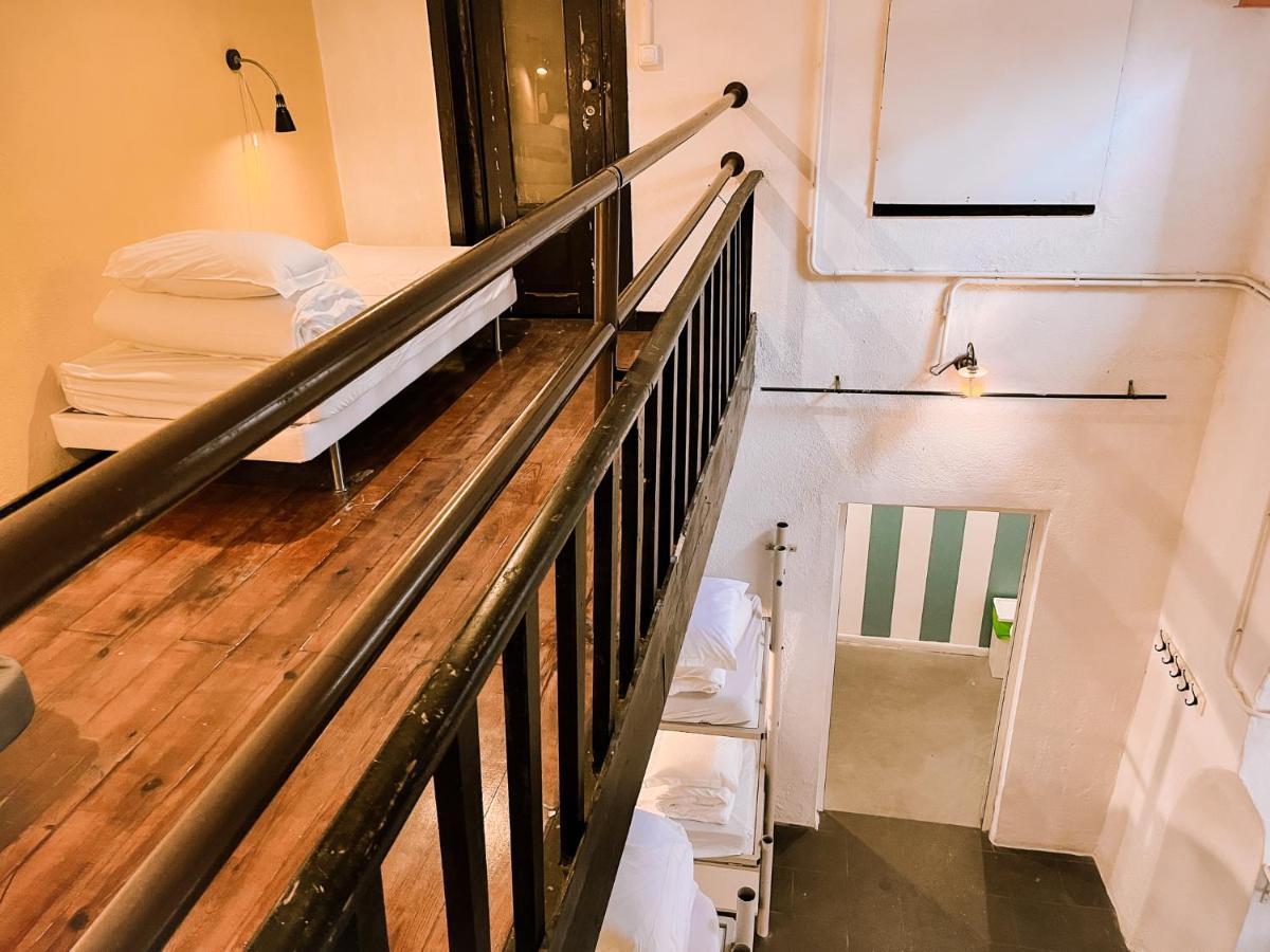 Lit dans un Dortoir Mixte de 12 Lits avec Salle de Bains Commune