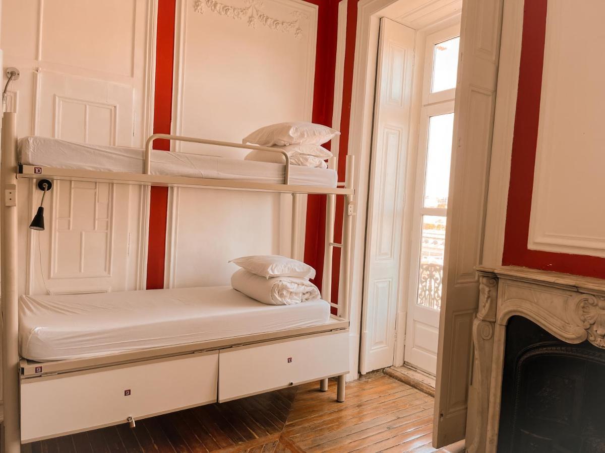 Lit dans Dortoir Femmes de 6 Lits avec Salle de Bains Commune