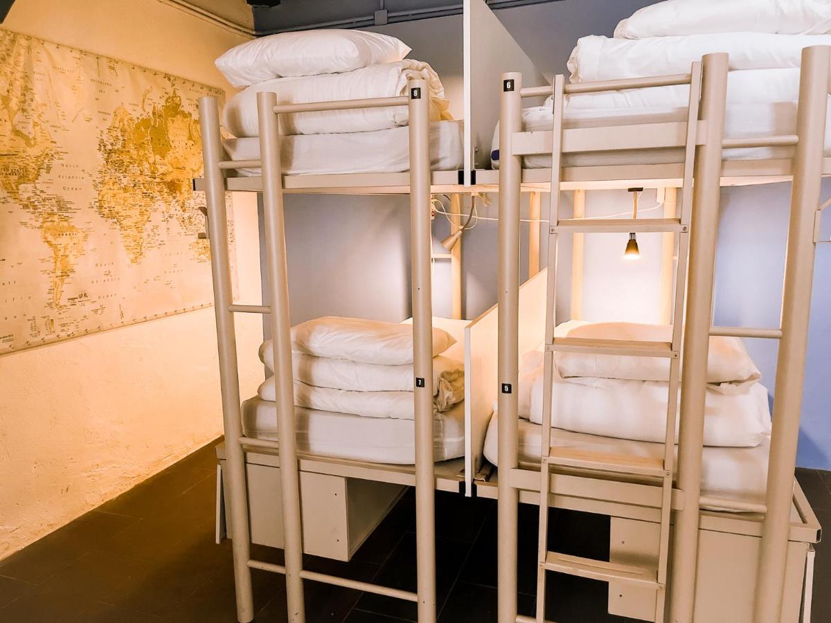 Lit dans Dortoir Mixte de 10 Lits avec Salle de Bains Commune