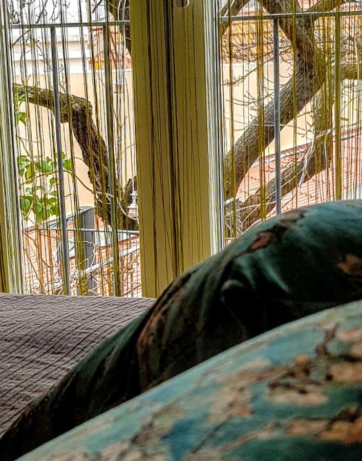 Zimmer mit Kingsize-Bett und Gartenblick.