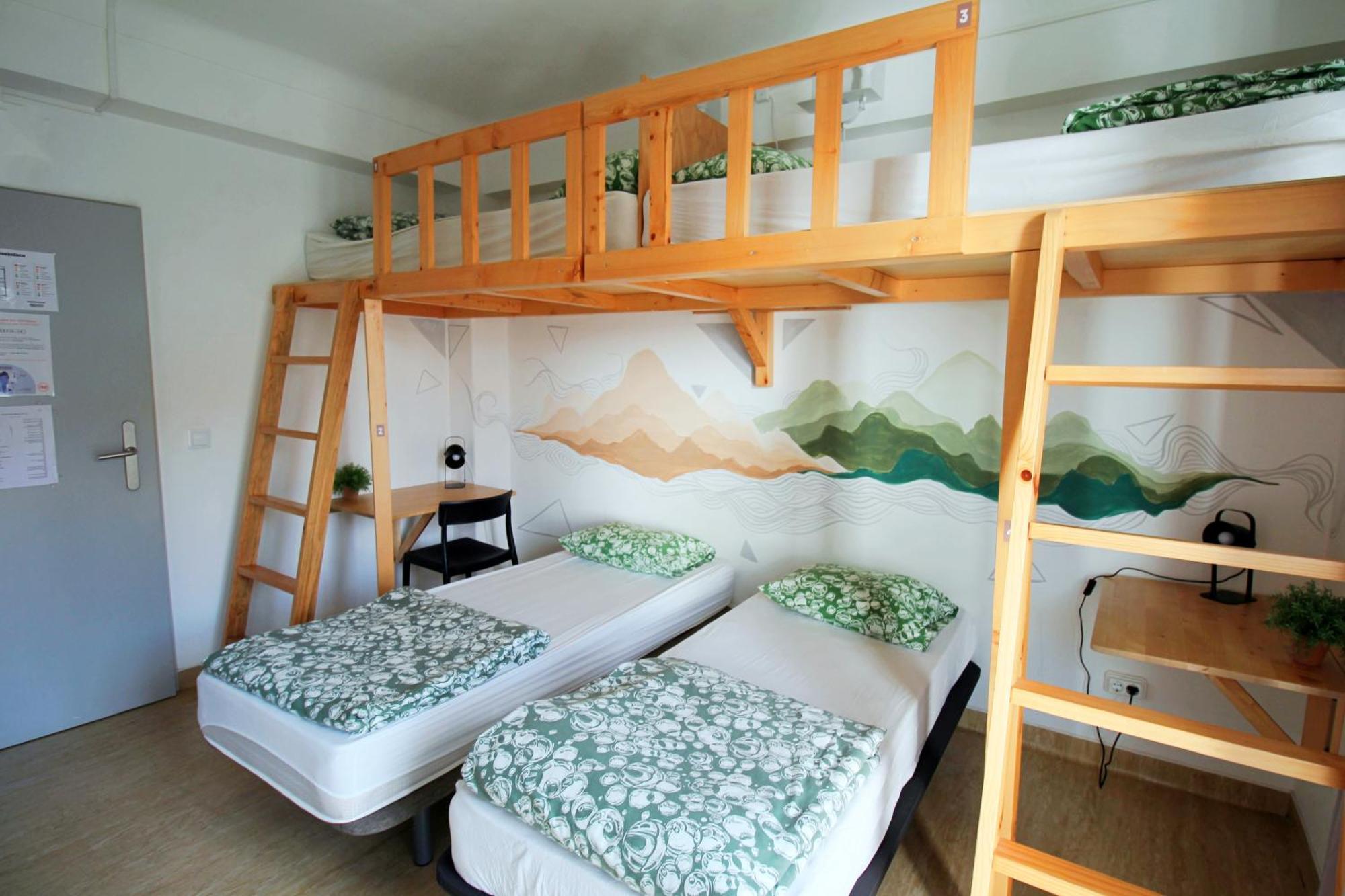 Cama num Dormitório Misto com 4 Camas
