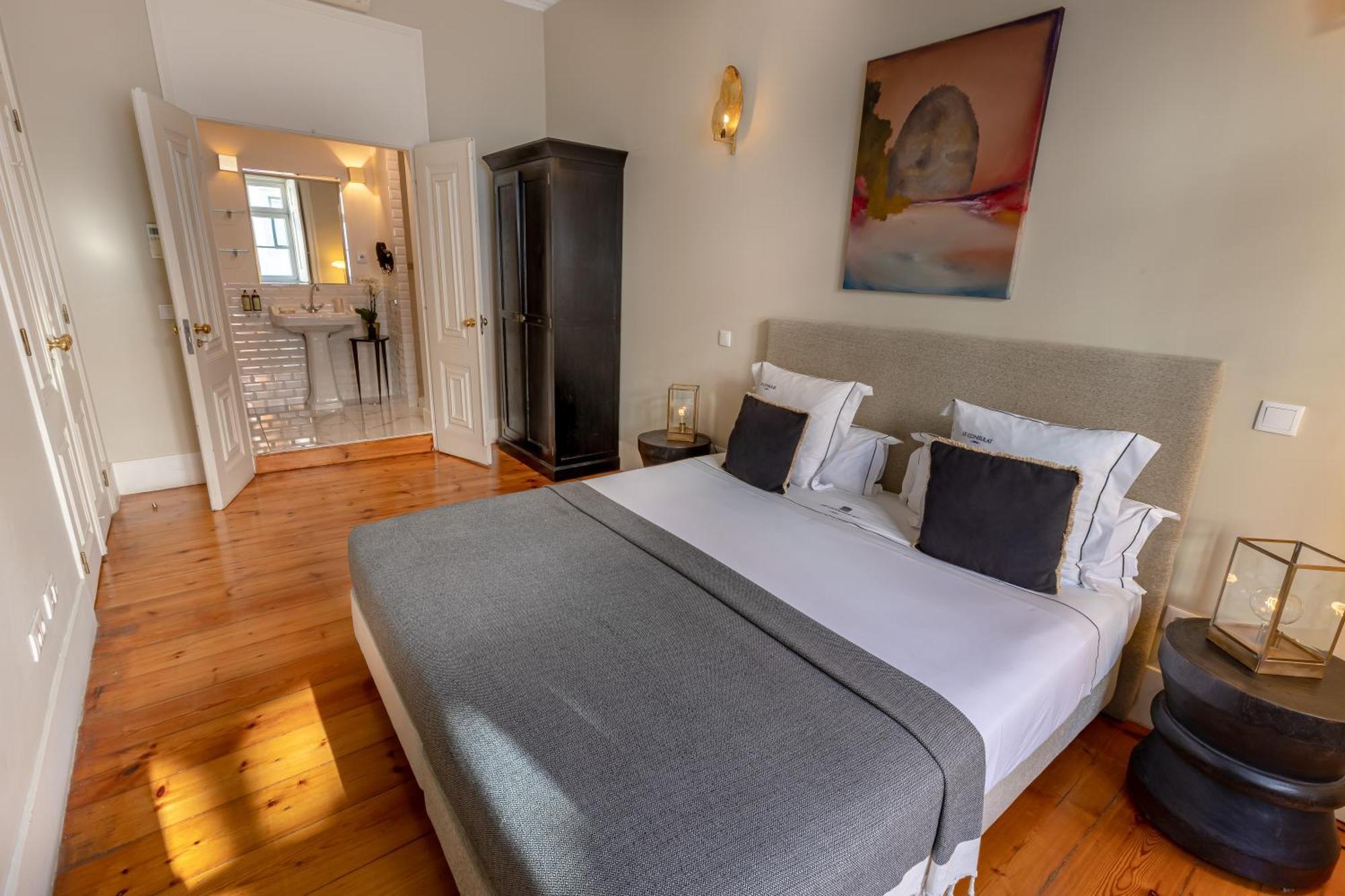 Deluxe 2-Bedroom Apartment Square View