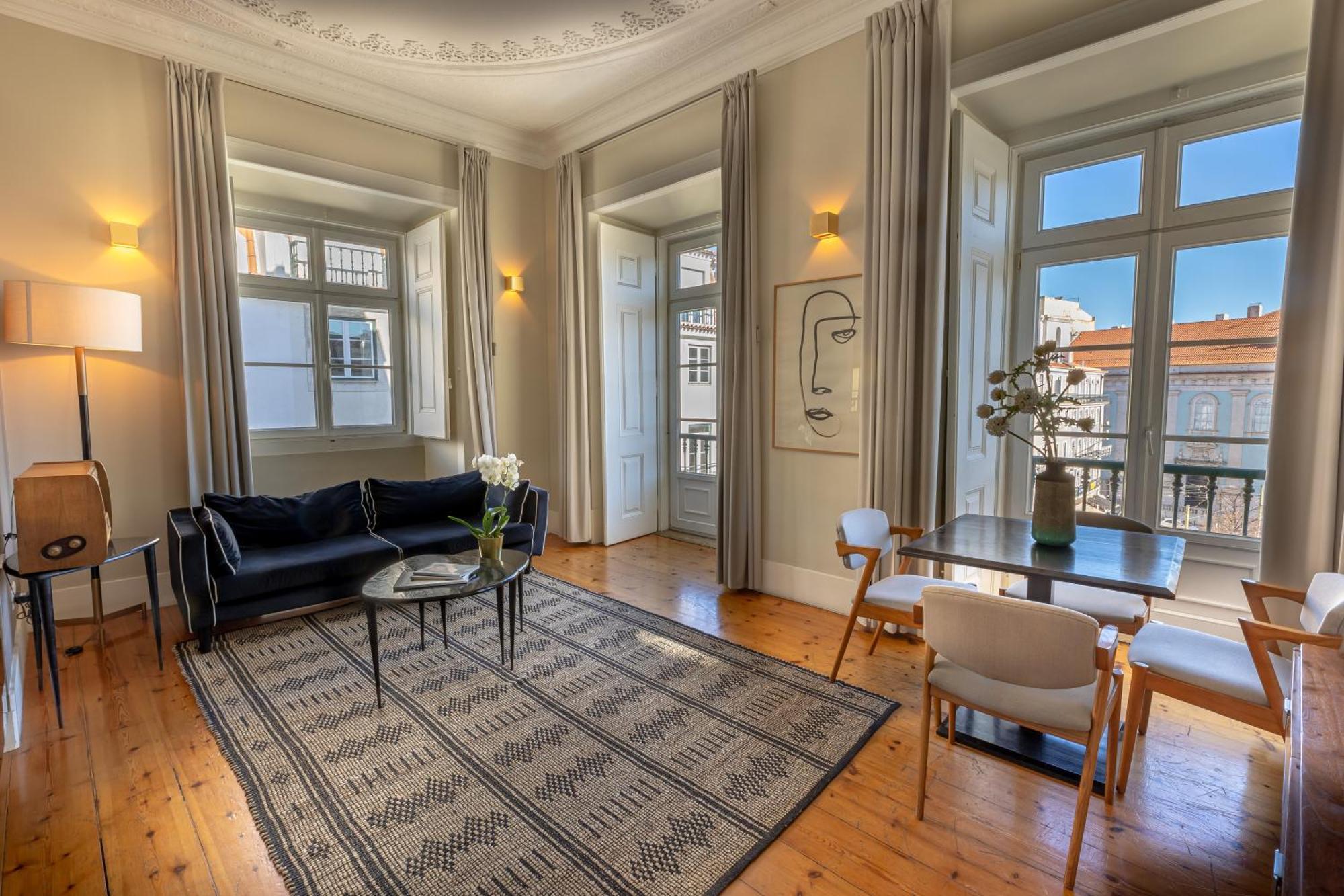 Deluxe 2-Bedroom Apartment Square View