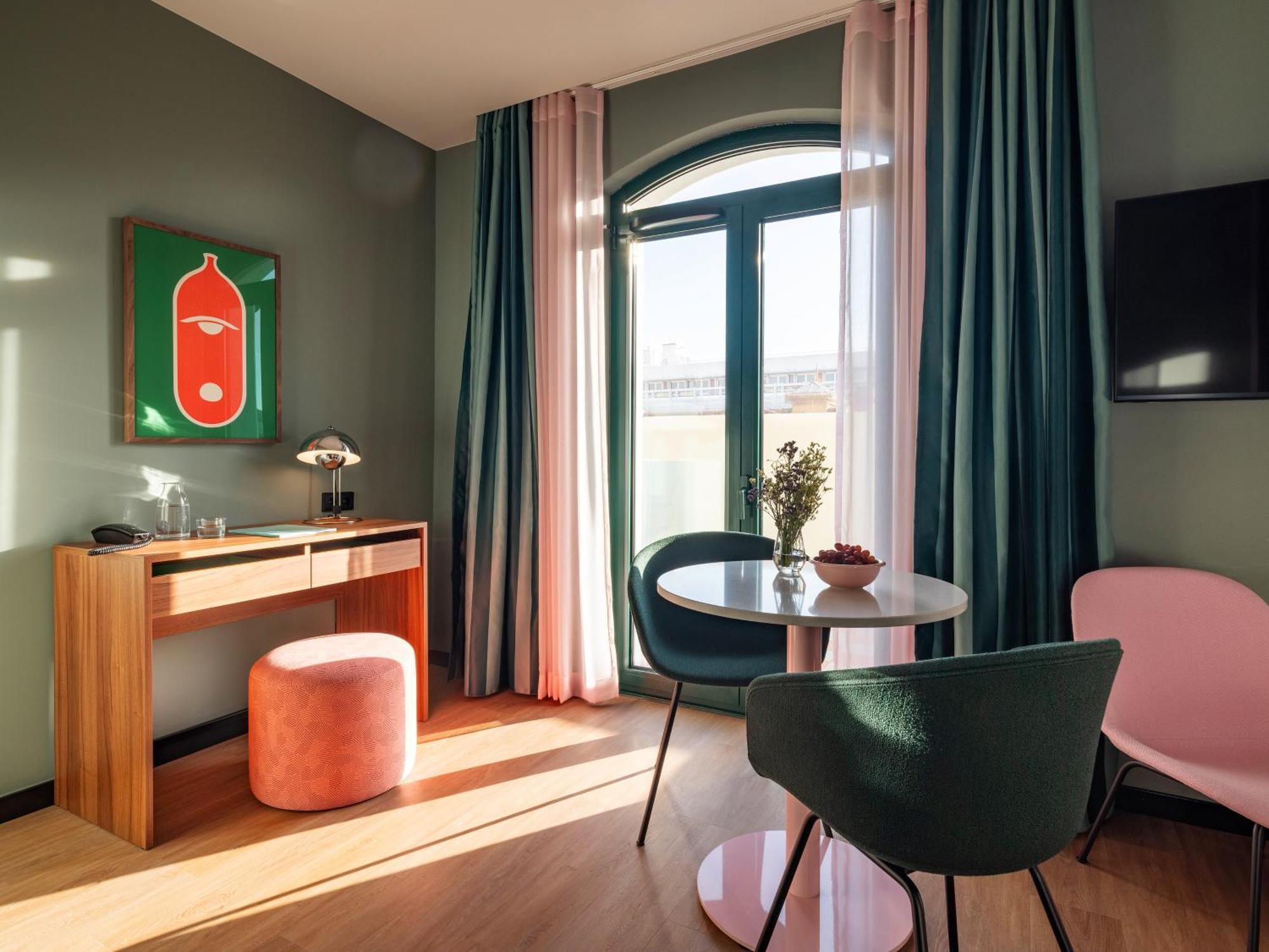 Large Studio Kitchenette Terrace