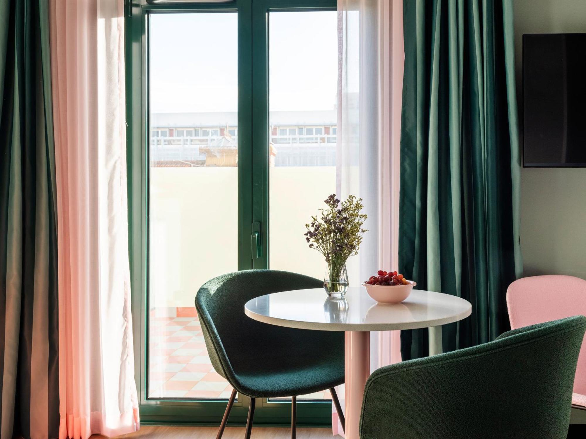 Large Studio Kitchenette Terrace