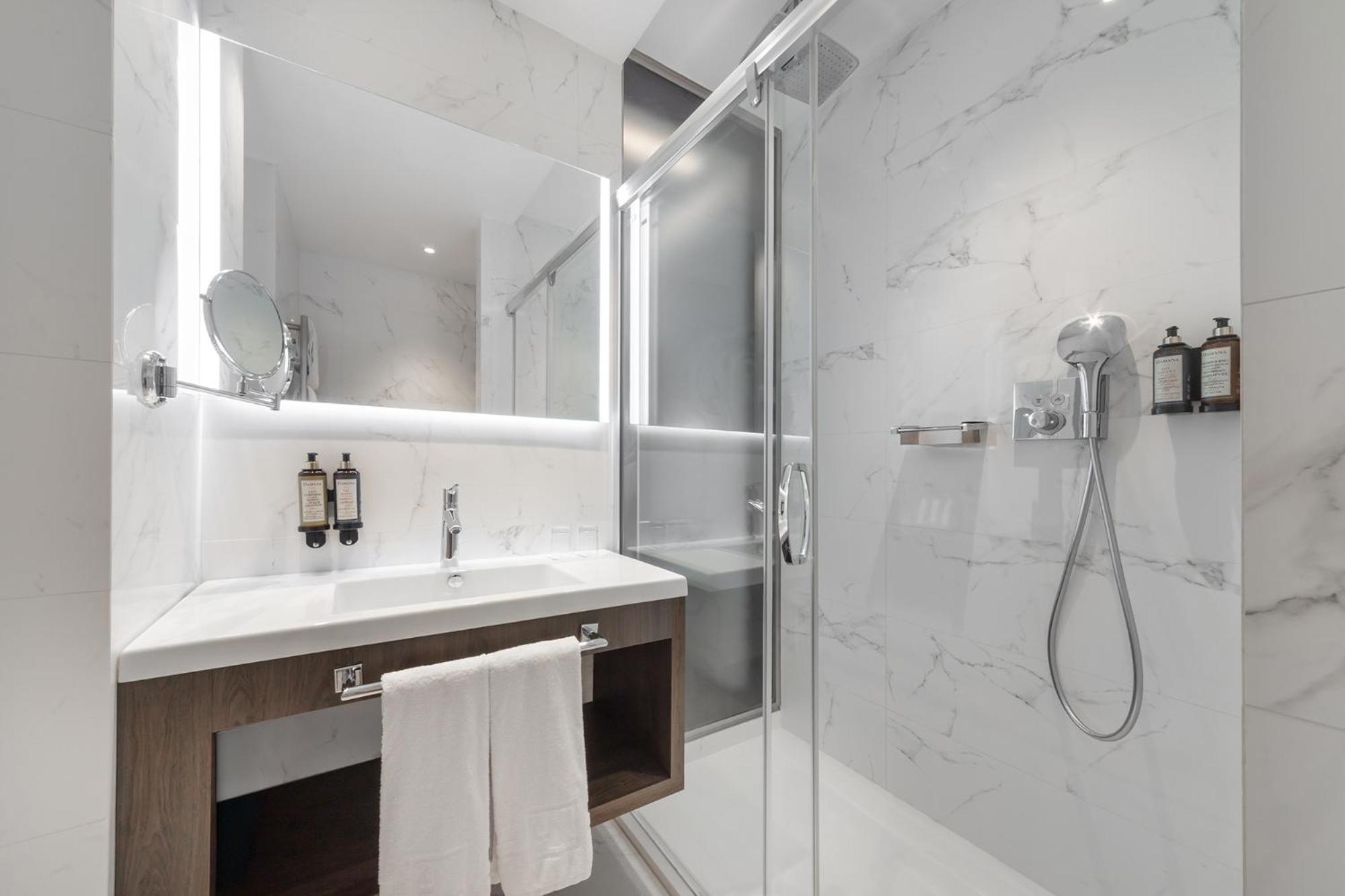 Deluxe Double or Twin Room City View