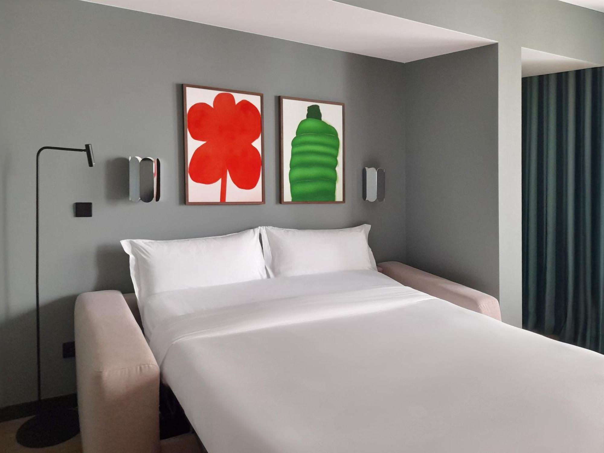 One-Bedroom Apartment Sofa Bed