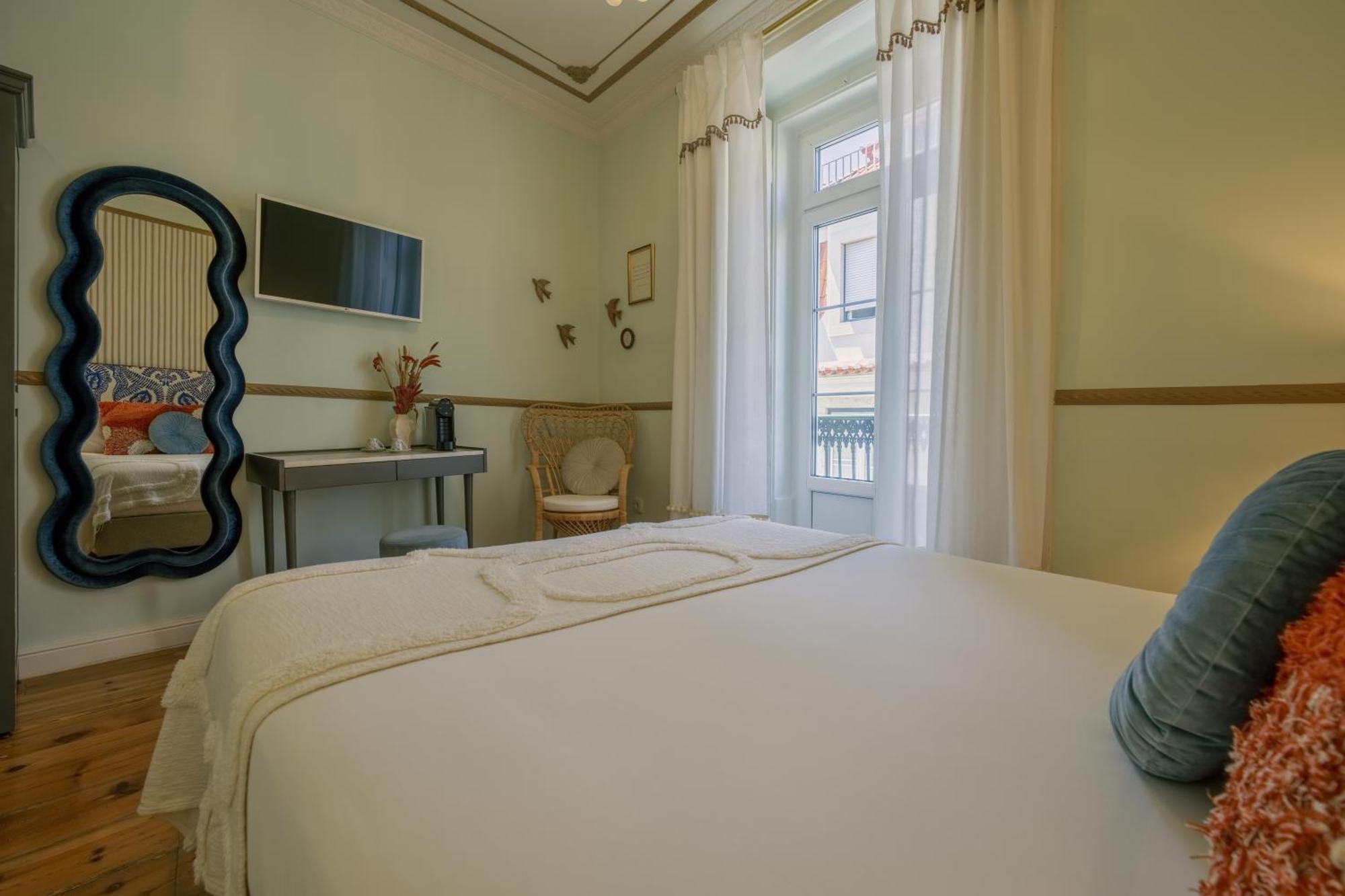 Doppelzimmer mit Balkon und Stadtblick