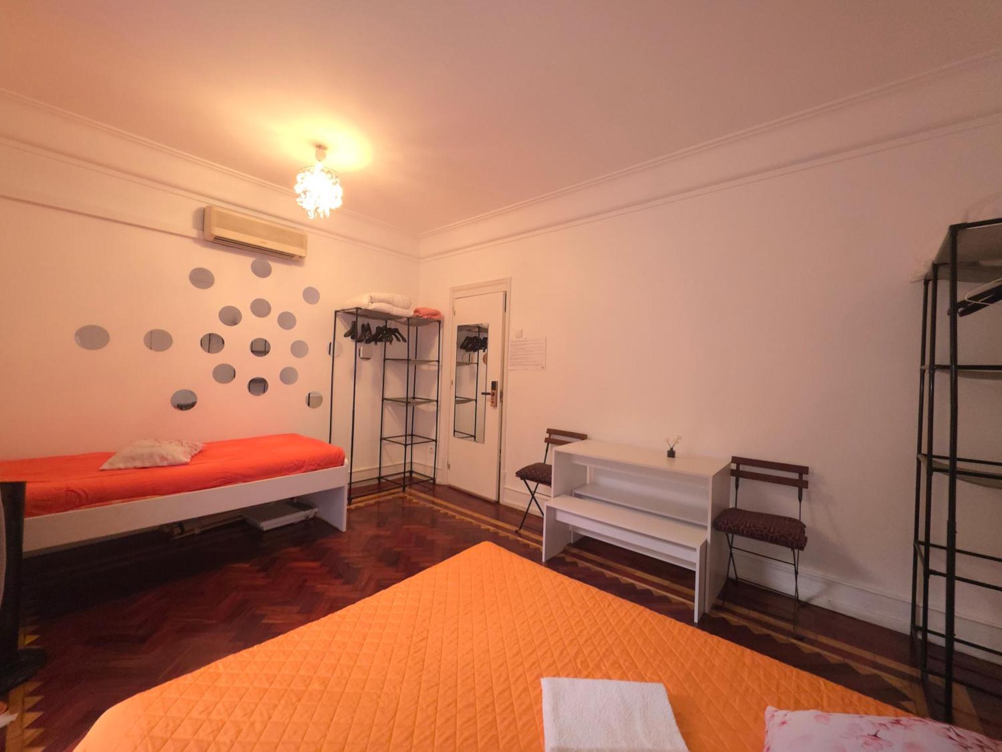 Dreibettzimmer mit Gemeinschaftsbad