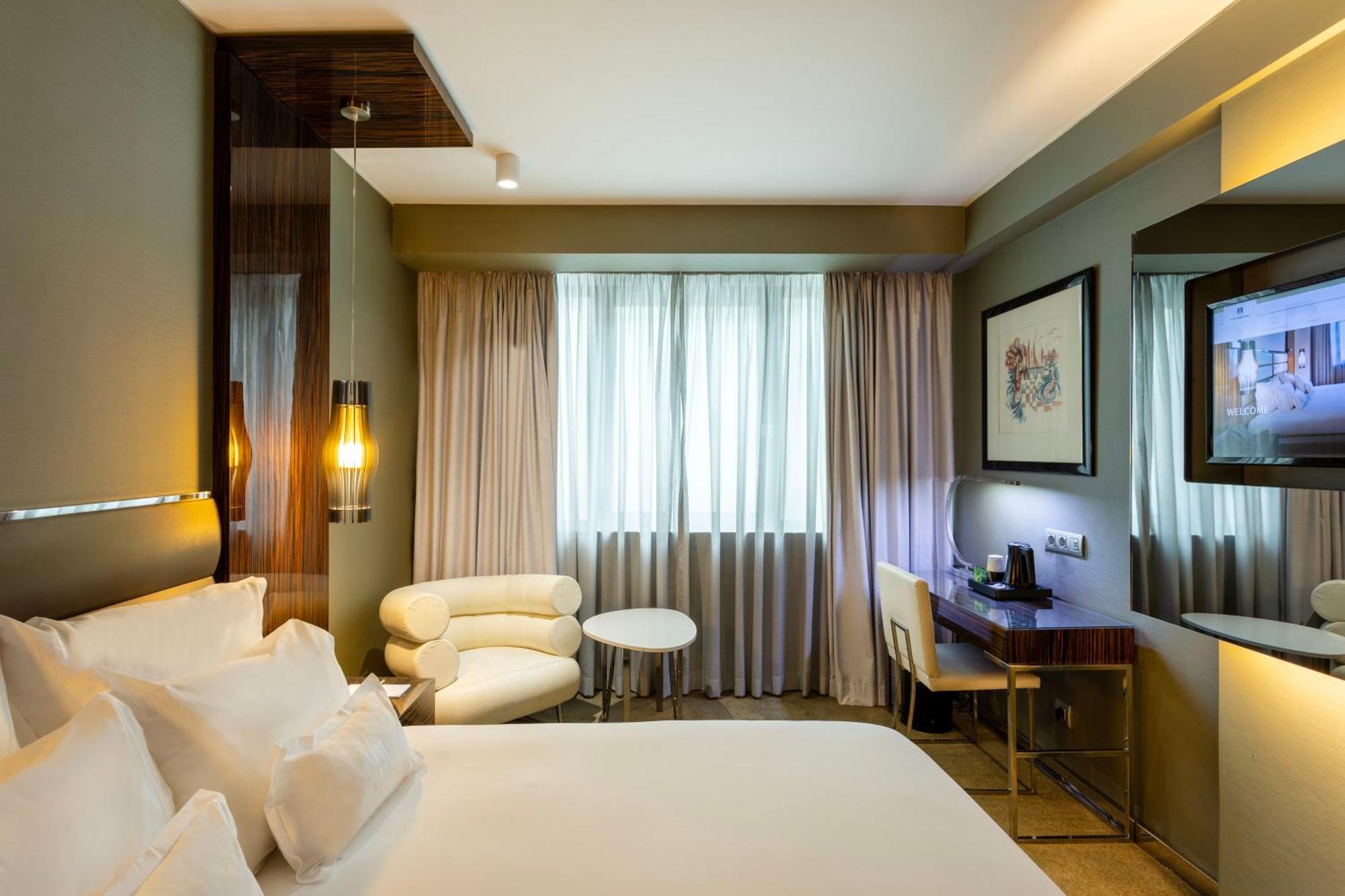 Deluxe Queen Room