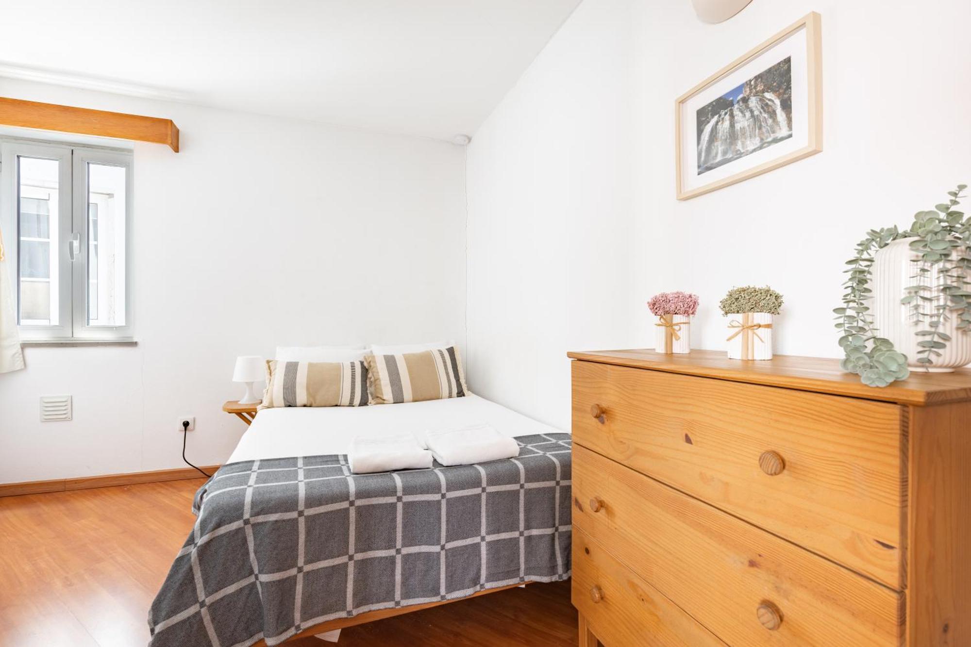 Second-Floor One-Bedroom Apartment Dto