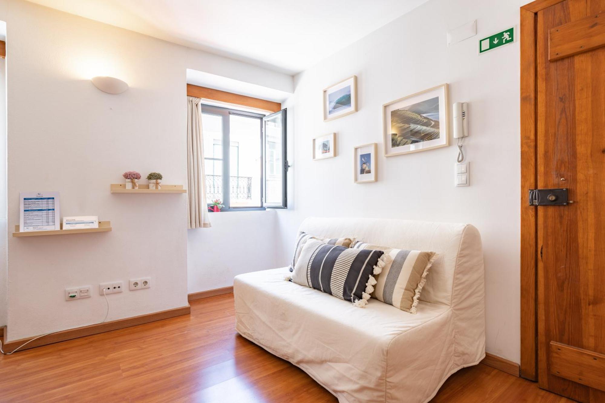 Second-Floor One-Bedroom Apartment Dto