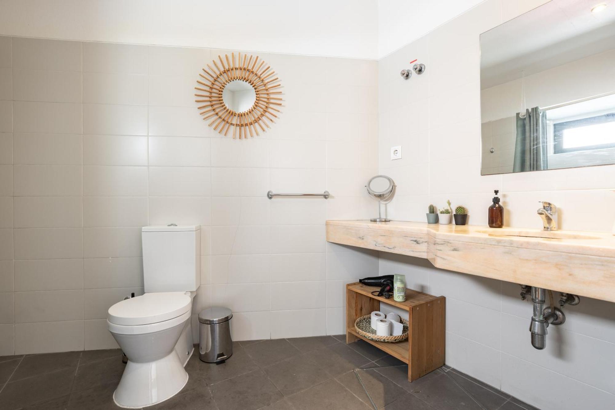 Ground-Floor One-Bedroom Apartment R or C