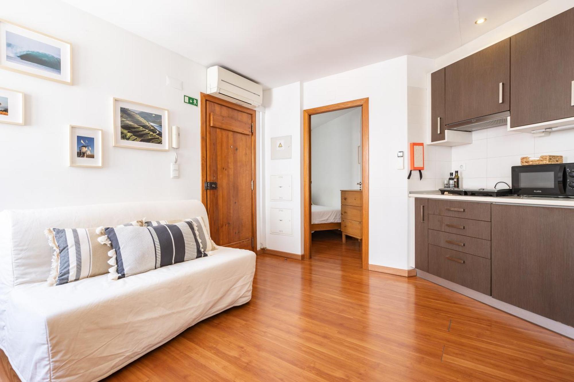 Second-Floor One-Bedroom Apartment Dto