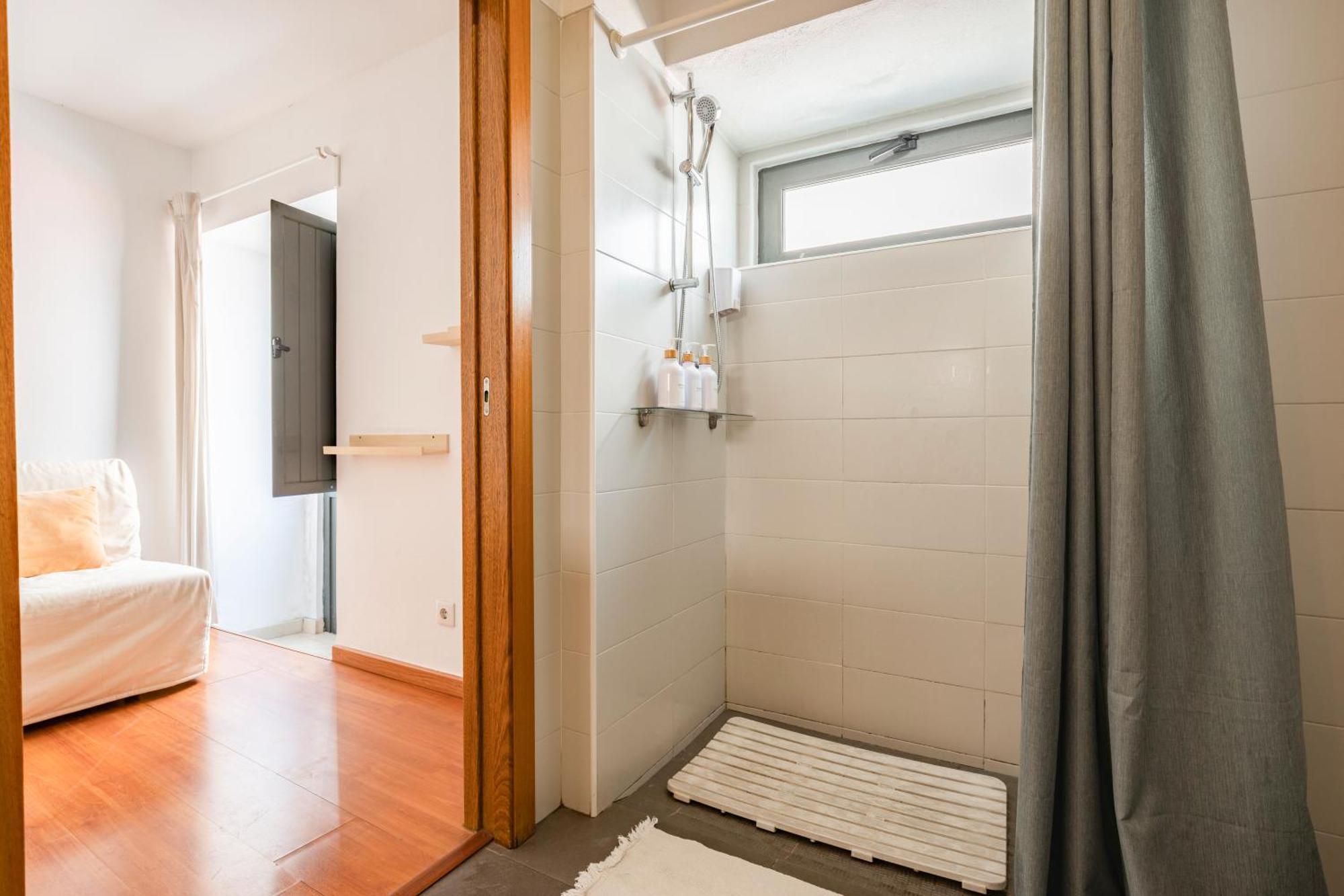 Ground-Floor One-Bedroom Apartment R or C