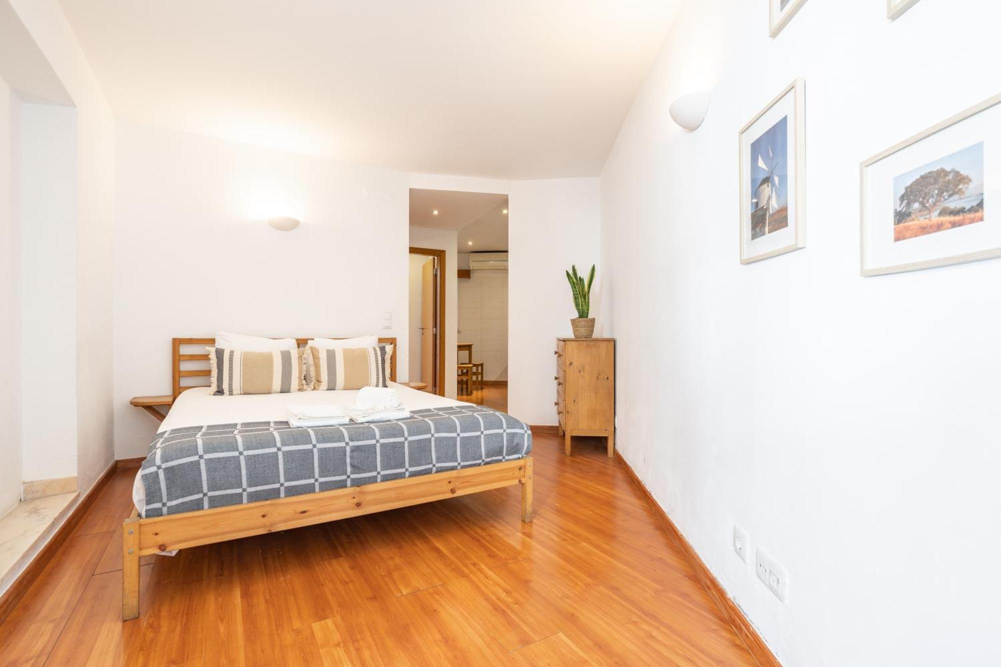 Ground-Floor One-Bedroom Apartment R or C