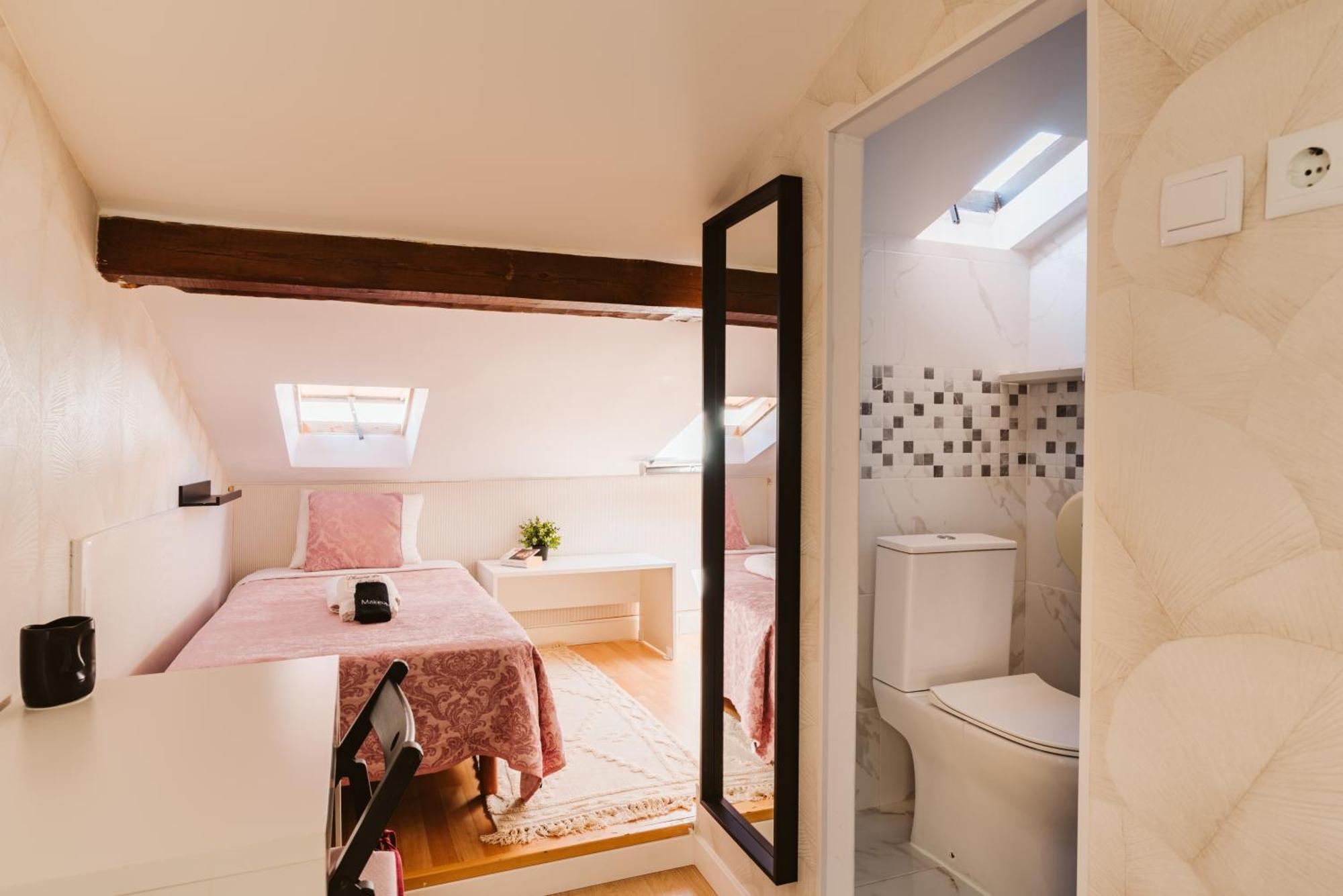 Attic Single Room Private Bathroom