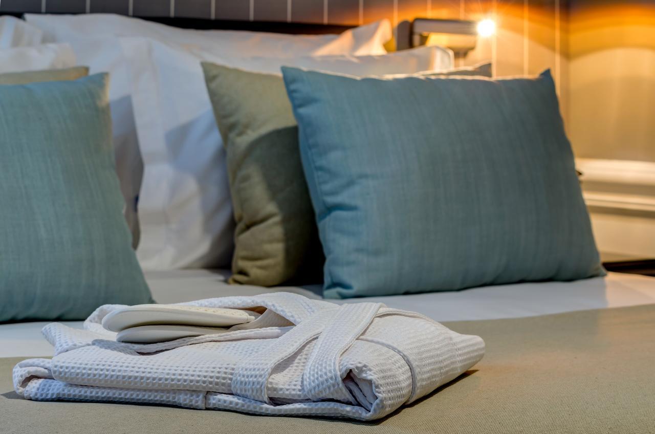 Kleines Doppelzimmer mit Blick in den Innenbereich