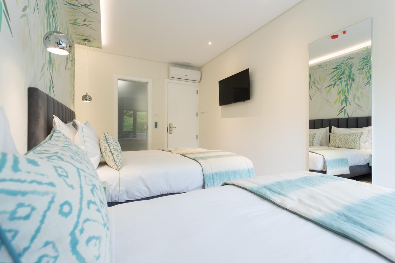 Quarto com 2 Camas de Solteiro e Banheiro Privativo