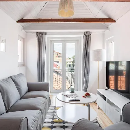 Joivy Stylish 2-Bed Apt With Balcony In Lapa, 5Mins To National Museum Of Ancient Art-3