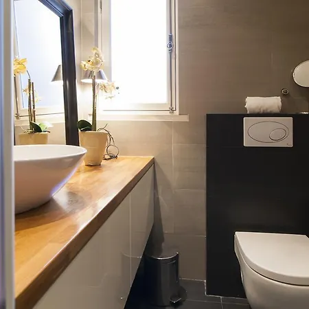 Chic 1-Bed Flat With Balcony, View And Workspace, 5Mins To Santa Justa Lift-3