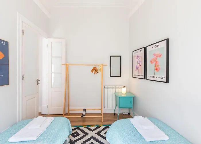 Bright City Center, 10M From Subway, 6 Rooms, Up To 20 Ppl Lisboa